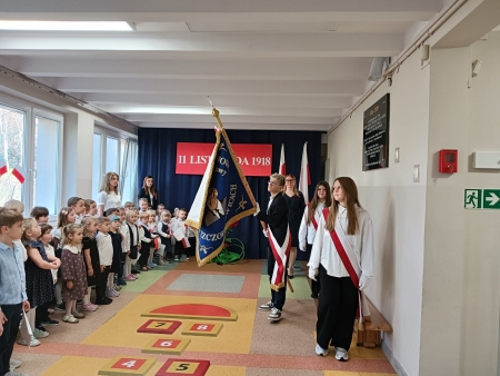 ''Szkoła do hymnu''