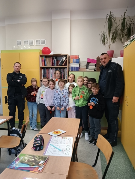 ''Jesteśmy bezpieczni na drodze''- policjanci z wizytą w szkole