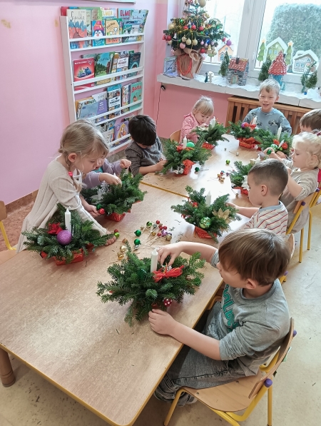 Warsztaty tworzenia stroików bożonarodzeniowych w grupie 3/4-latków